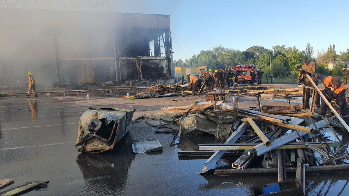 EuromaidanPress's tweet photo. As of 20:50, firefighting continued in the Kremenchuk mall. The responders found bodies of 10 people, 59 people sought medical assistance, 25 of them were hospitalized, 1 person died in hospital - Emergency Service
https://t.co/PHVyx3w926 https://t.co/kgRlfhyie8