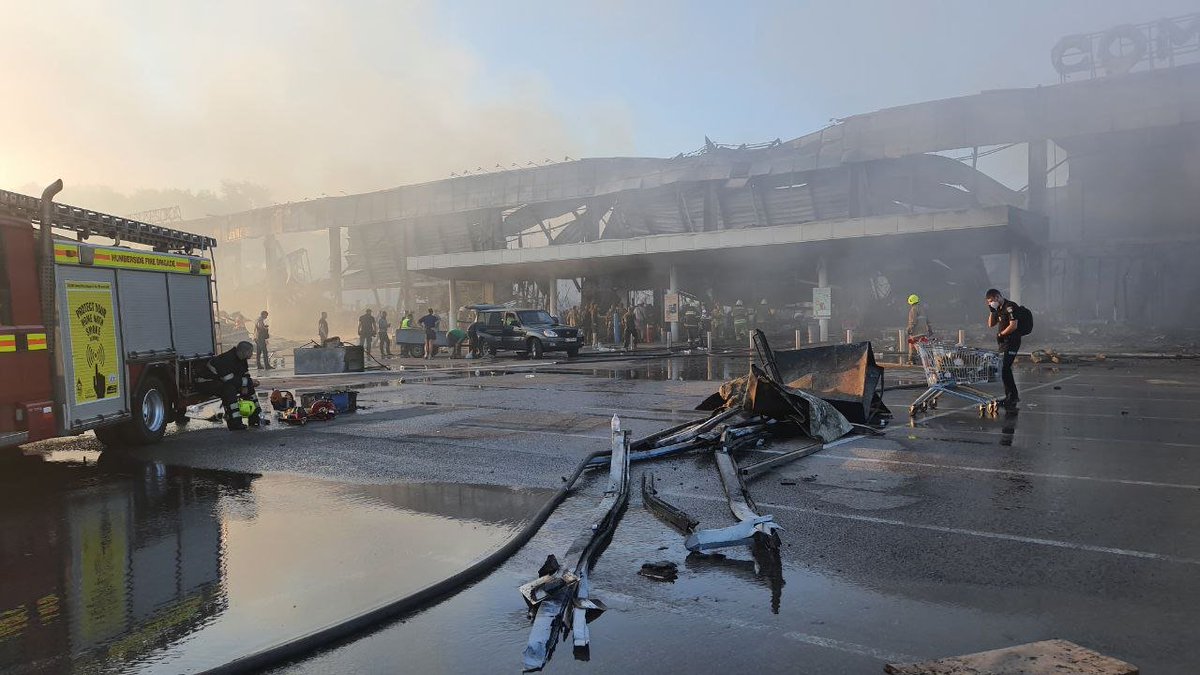 EuromaidanPress's tweet photo. As of 20:50, firefighting continued in the Kremenchuk mall. The responders found bodies of 10 people, 59 people sought medical assistance, 25 of them were hospitalized, 1 person died in hospital - Emergency Service
https://t.co/PHVyx3w926 https://t.co/kgRlfhyie8
