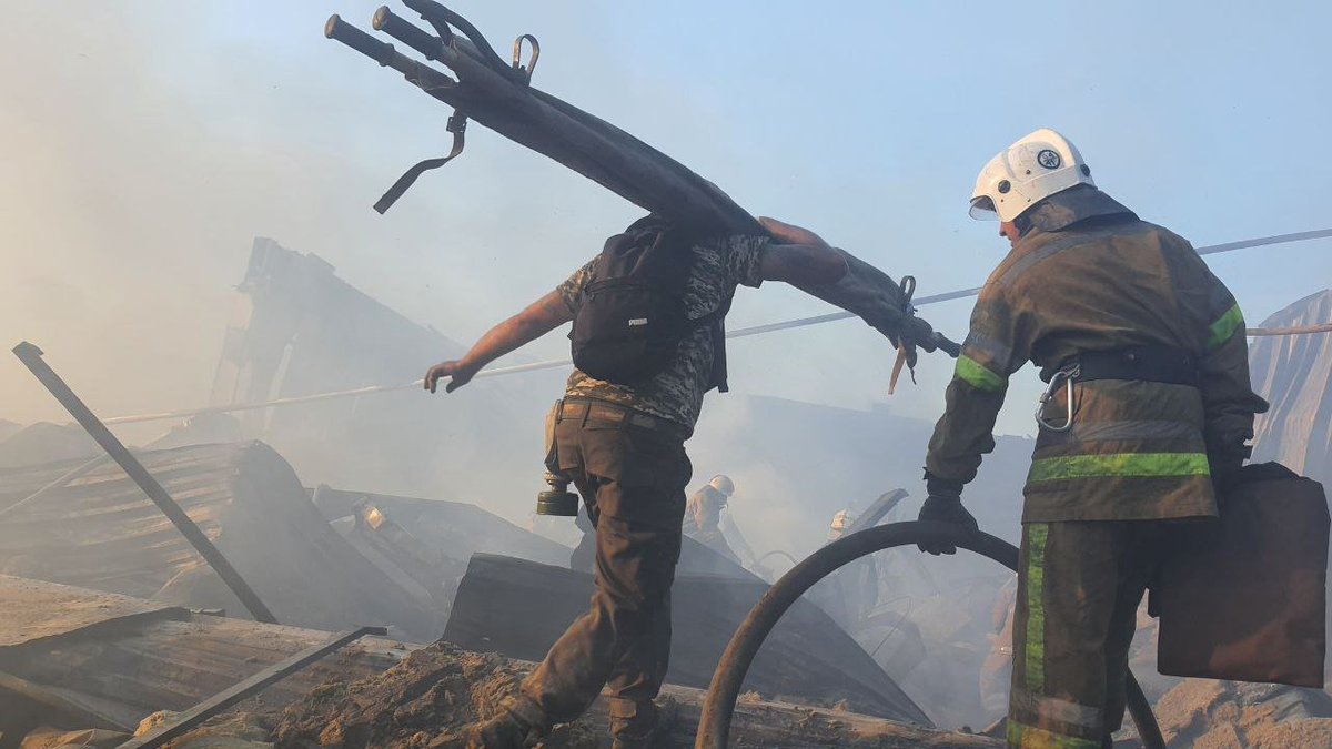 EuromaidanPress's tweet photo. As of 20:50, firefighting continued in the Kremenchuk mall. The responders found bodies of 10 people, 59 people sought medical assistance, 25 of them were hospitalized, 1 person died in hospital - Emergency Service
https://t.co/PHVyx3w926 https://t.co/kgRlfhyie8