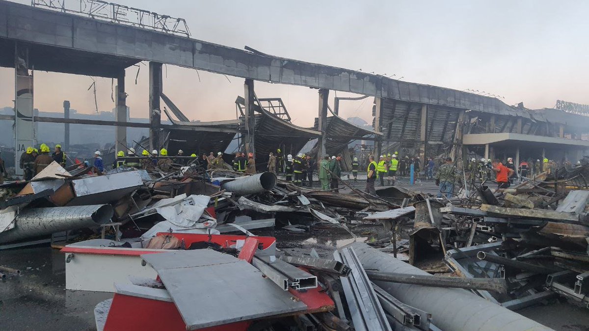 EuromaidanPress's tweet photo. As of 20:50, firefighting continued in the Kremenchuk mall. The responders found bodies of 10 people, 59 people sought medical assistance, 25 of them were hospitalized, 1 person died in hospital - Emergency Service
https://t.co/PHVyx3w926 https://t.co/kgRlfhyie8