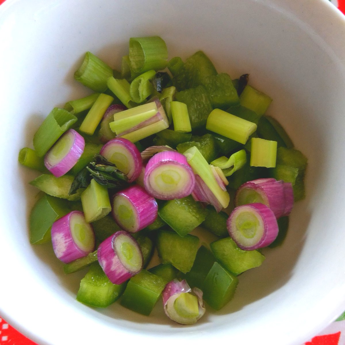 MZamoraNelson1's tweet photo. Chopped fresh onion from the garden mixed with chopped bell pepper. The start to many delicious soups, sauces and casseroles 😋
Today 🤔
#TexasCooking
#SouthTexas https://t.co/CYTQMSVbHg