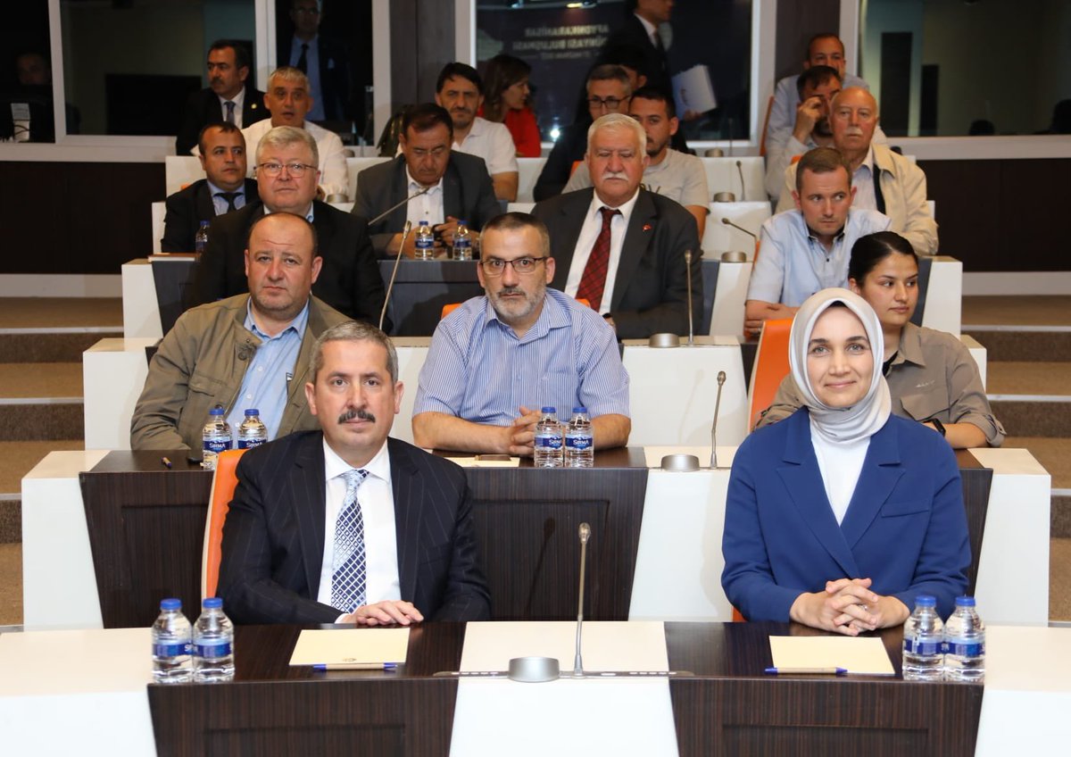 mahmutgurcan's tweet photo. 📍Afyonkarahisar 

Afyonkarahisar İş Dünyası Buluşması’nda şehrimizde faaliyet gösteren iş insanlarımız ve sanayicilerimizle bir araya gelerek şehrimizde yapılacak yatırımlar konusunda istişarelerde bulunduk. 

Böylesi önemli bir etkinlikte emeği geçen herkese teşekkür ederim. https://t.co/ciSpvfgDtQ