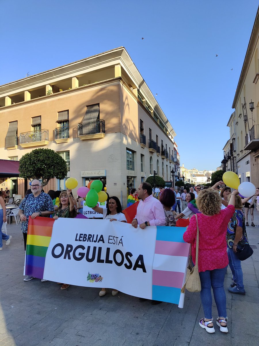RubenGarLo's tweet photo. Hoy es un día histórico para la vecina localidad de Lebrija. Hoy por primera vez tiñen las calles con los colores del arcoiris para celebrar la I Marcha "Lebrija Orgullosa". ¡Enhorabuena compañerxs! https://t.co/r3UQNLfxbG