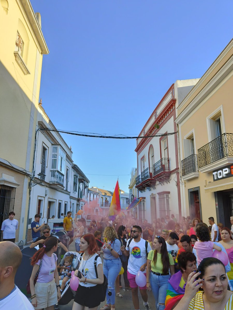 RubenGarLo's tweet photo. Hoy es un día histórico para la vecina localidad de Lebrija. Hoy por primera vez tiñen las calles con los colores del arcoiris para celebrar la I Marcha "Lebrija Orgullosa". ¡Enhorabuena compañerxs! https://t.co/r3UQNLfxbG