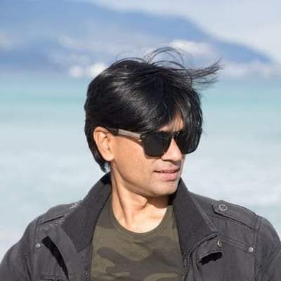 MidiyaNazam's tweet photo. मैं पूछने लगा हूँ सबब अपने क़त्ल का 
मैं हद से बढ़ गया हूँ मुझे मार दीजिए।

फिर उस के बाद शहर में नाचेगा हू का शोर 
मैं आख़िरी सदा हूँ मुझे मार दीजिए।

ये ज़ुल्म है कि ज़ुल्म को कहता हूँ साफ़ ज़ुल्म 
क्या ज़ुल्म कर रहा हूँ मुझे मार दीजिए।

 #IStandWithZubair .. https://t.co/tFcveMyGSl