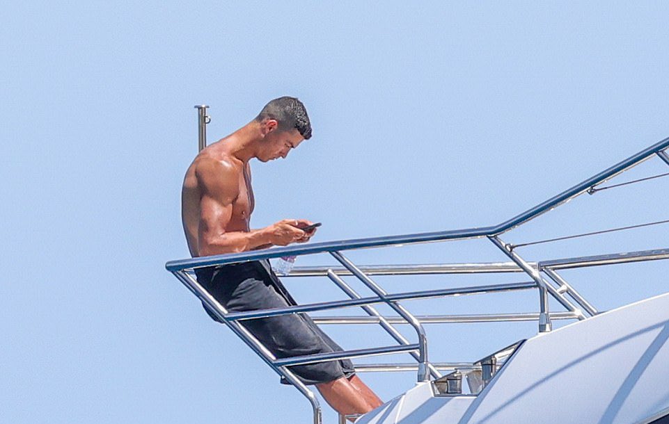 TimelineCR7's tweet photo. Cristiano Ronaldo enjoying his vacations. ❤️ https://t.co/TKPRN0CBmO