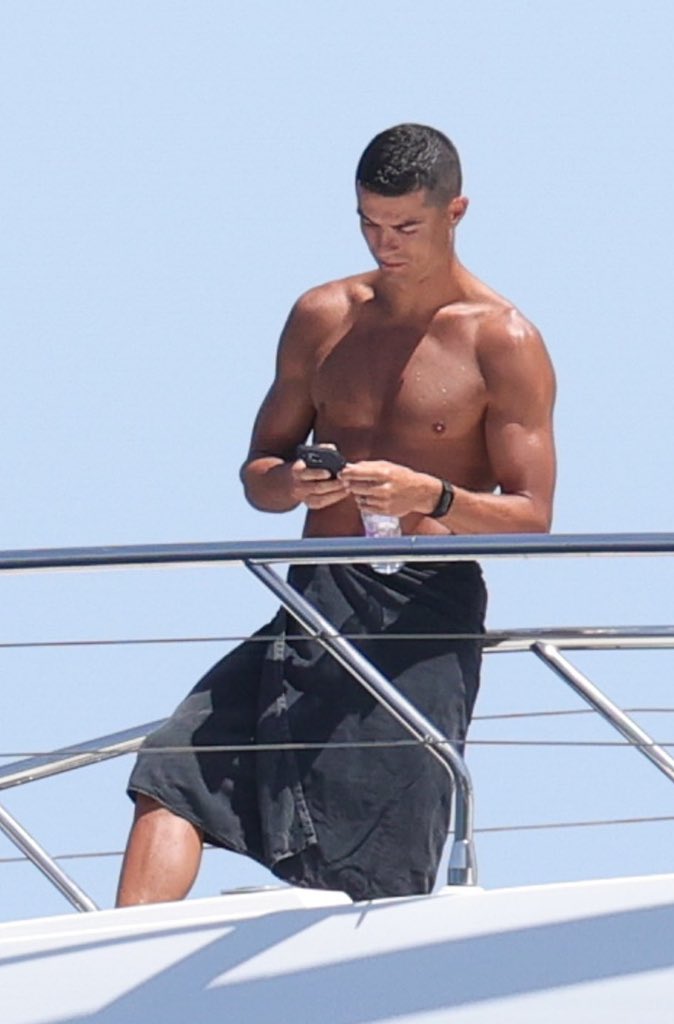 TimelineCR7's tweet photo. Cristiano Ronaldo enjoying his vacations. ❤️ https://t.co/TKPRN0CBmO