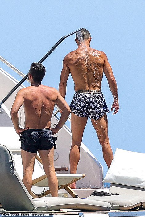 TimelineCR7's tweet photo. Cristiano Ronaldo enjoying his vacations. ❤️ https://t.co/TKPRN0CBmO