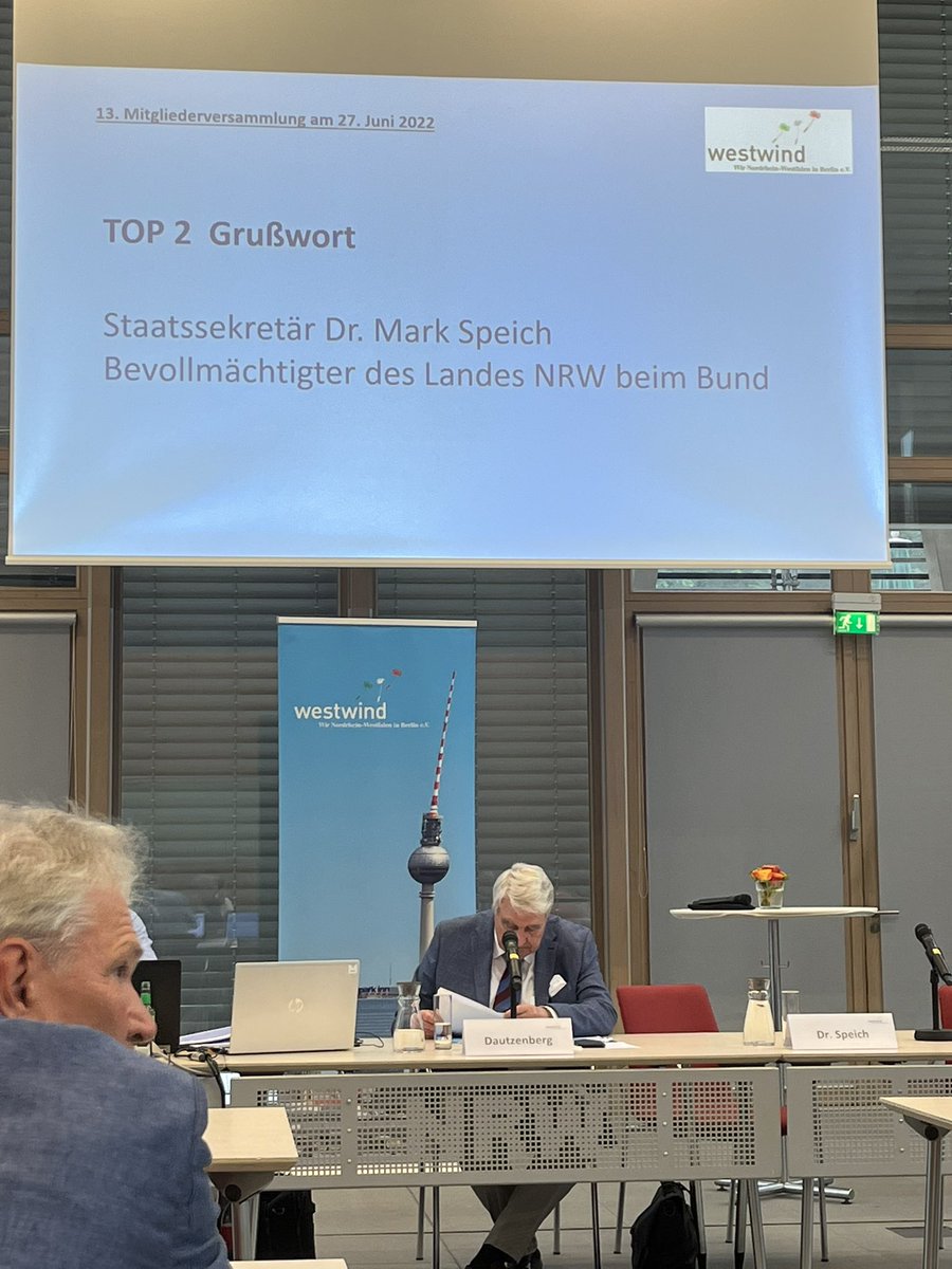 NorbertLemken's tweet photo. Mitgliederversammlung des Westwind e.V. in der Landesvertretung NRW @NRW_in_Berlin . Staatssekretär Dr. Mark Speich begrüßt die Westwind-Mitglieder mit „endlich wieder in der Landesvertretung“ und freut sich auf die vielen Botschafter des Westens. https://t.co/5QhuBksEA4