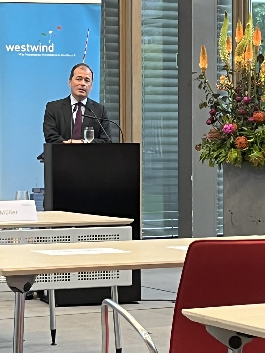 NorbertLemken's tweet photo. Mitgliederversammlung des Westwind e.V. in der Landesvertretung NRW @NRW_in_Berlin . Staatssekretär Dr. Mark Speich begrüßt die Westwind-Mitglieder mit „endlich wieder in der Landesvertretung“ und freut sich auf die vielen Botschafter des Westens. https://t.co/5QhuBksEA4