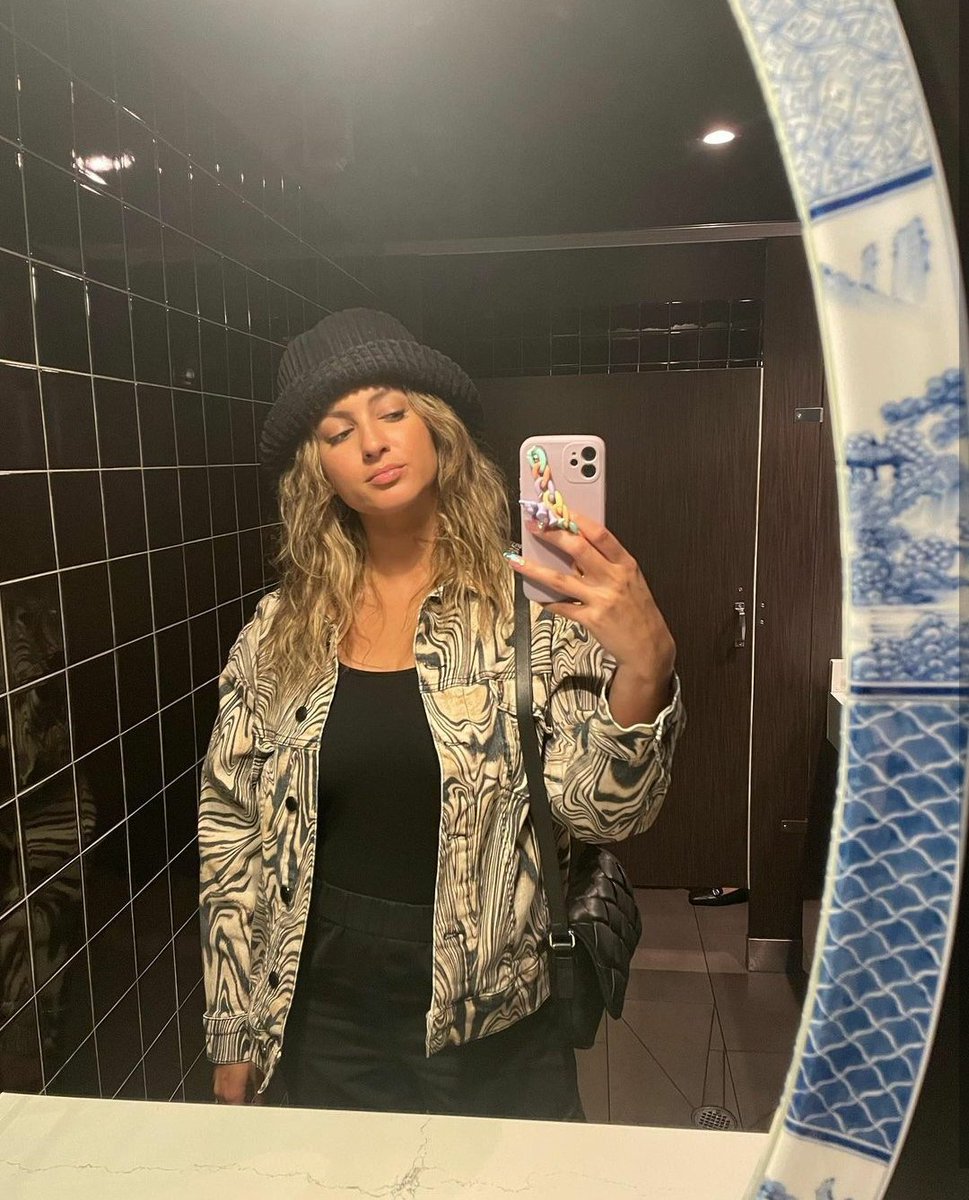 pellyosaa's tweet photo. Queen of mirror's selfies 💅 https://t.co/4LCKYH5MF3