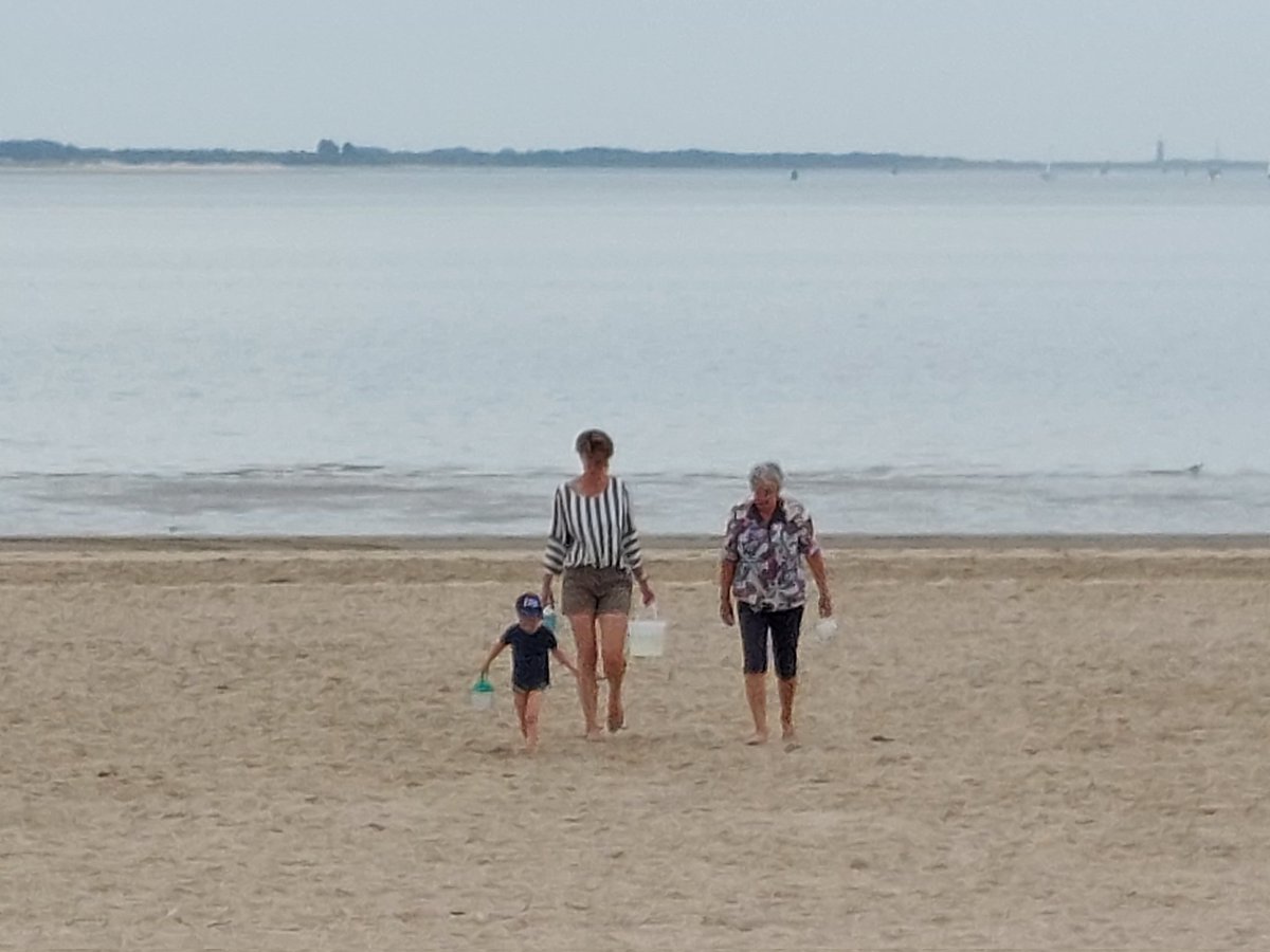 Aan het strand van m'n jeugd, met mijn kleinzoon van net 4 en m'n moeder van bijna 80.  Een dag met een gouden randje.
