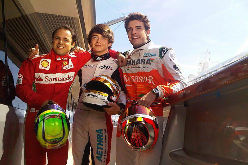FerrariDepre's tweet photo. Que imagem!!

No dia dessa foto era o atual piloto da Ferrari, Felipe Massa; o piloto de testes da Force India e futuro piloto da Ferrari que substituiria o Kimi Raikkonen, Jules Bianchi; e o jovem afilhado do Jules, o menino promissor que vocês conhecem bem. https://t.co/KdvDp4vxjD