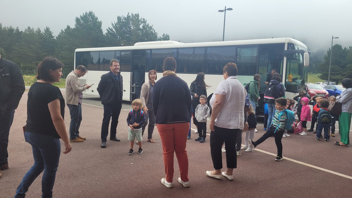 MaterCapcirGar's tweet photo. L'école de Théza est bien arrivée sur le Pôle Enfance Capcir-Garrotxes. Les enfants ont été accueilli par un collier local de pomme de pin, et ont commencé l'exploration de l'espace forêt! #EcoleDehors 
@dsden66 @cardieMontpell1 https://t.co/pEndY5m2zM