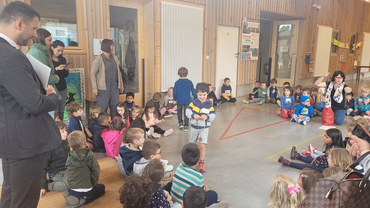 MaterCapcirGar's tweet photo. L'école de Théza est bien arrivée sur le Pôle Enfance Capcir-Garrotxes. Les enfants ont été accueilli par un collier local de pomme de pin, et ont commencé l'exploration de l'espace forêt! #EcoleDehors 
@dsden66 @cardieMontpell1 https://t.co/pEndY5m2zM