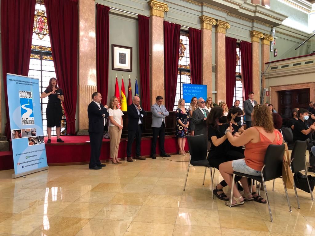VicepresidenRM's tweet photo. 📃  Bajo el lema 'Tener una familia, desempeñar un trabajo, hacer deporte... ¡Somos capaces!', miembros de @AsocideRm  han leído el manifiesto para reivindicar sus capacidades y derechos. 

➕ℹ️➡️🧵

#VicepresidenRM #DIPSC #PersonasSordociegas https://t.co/2MloLOvJr8