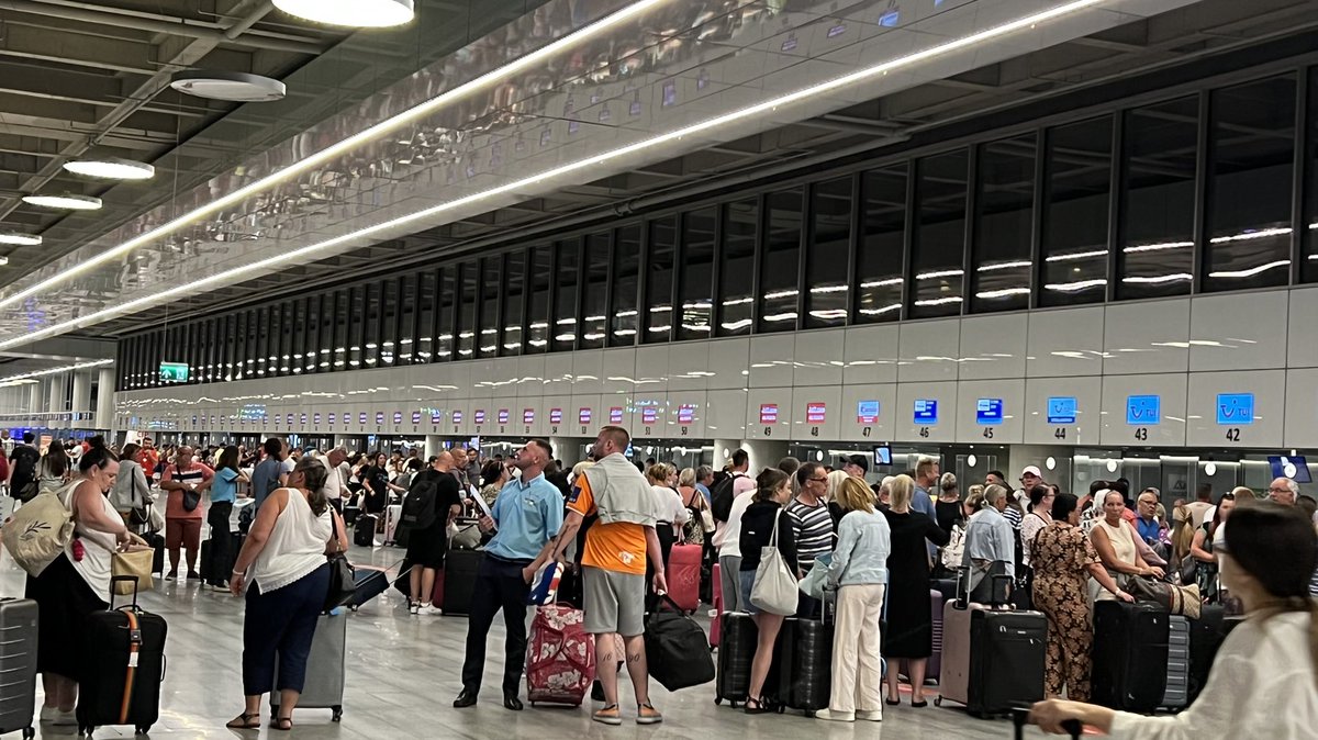 veyselekmen's tweet photo. Dalaman Havalimanı Dış Hatlar Terminali.
Tıklım tıklım dolu.
Bu yıl turizmde büyük bir artış yaşanıyor.
Ülkemiz ekonomisine hayırlı olsun. https://t.co/8xQcDj0Kwq