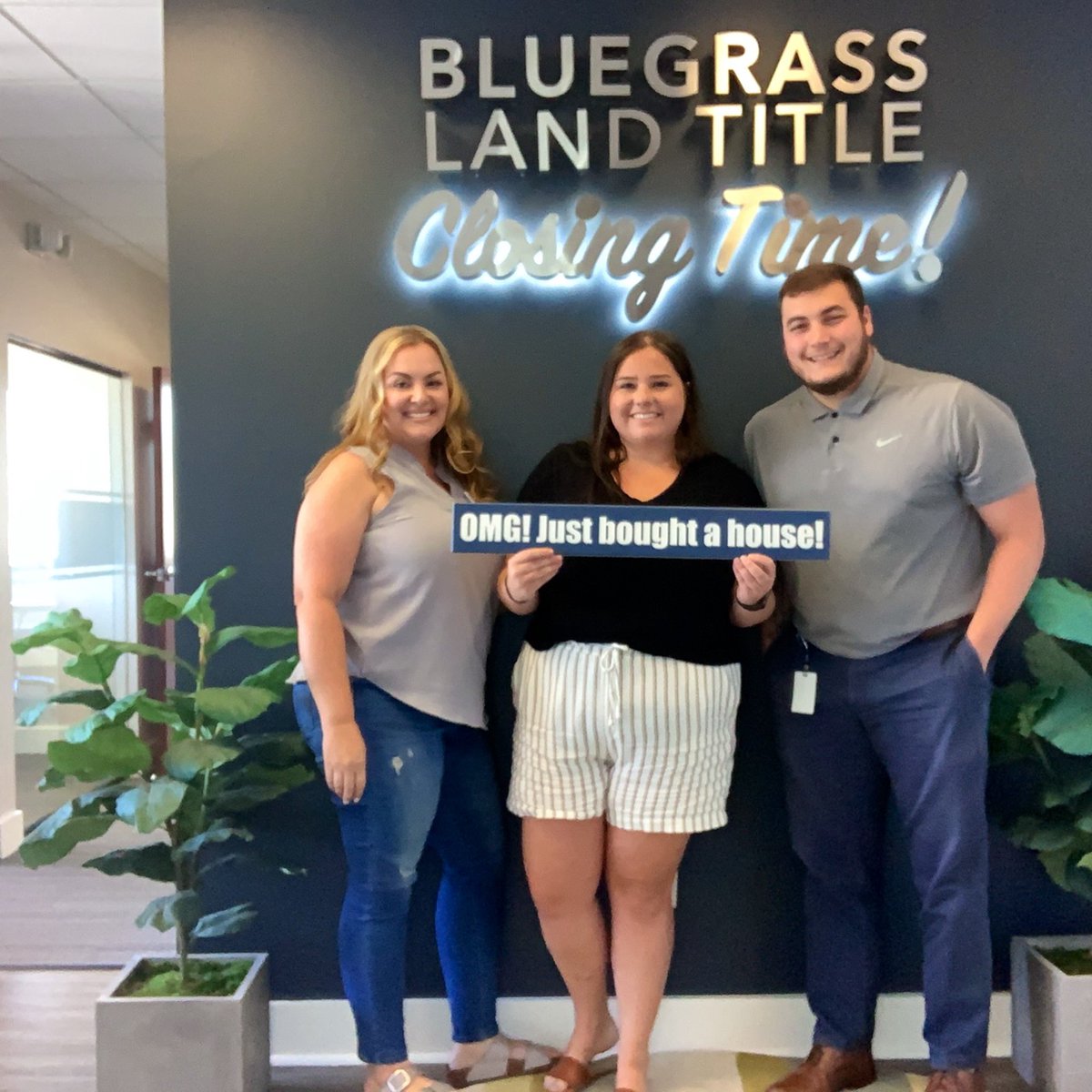 homegirlkelly's tweet photo. Closing day is the best day! Congratulations to my first time buyer!!! ๐๐๐พ
#kellywithpolo #polorealestategroup #realtor
#kellyperryman #realestate #kyrealtor #kyrealestate
#sellingky #sellingkentucky #kellysellsky
#KellysellsKentucky #buying #homebuying #closing #closingday https://t.co/HiN6NUcm71