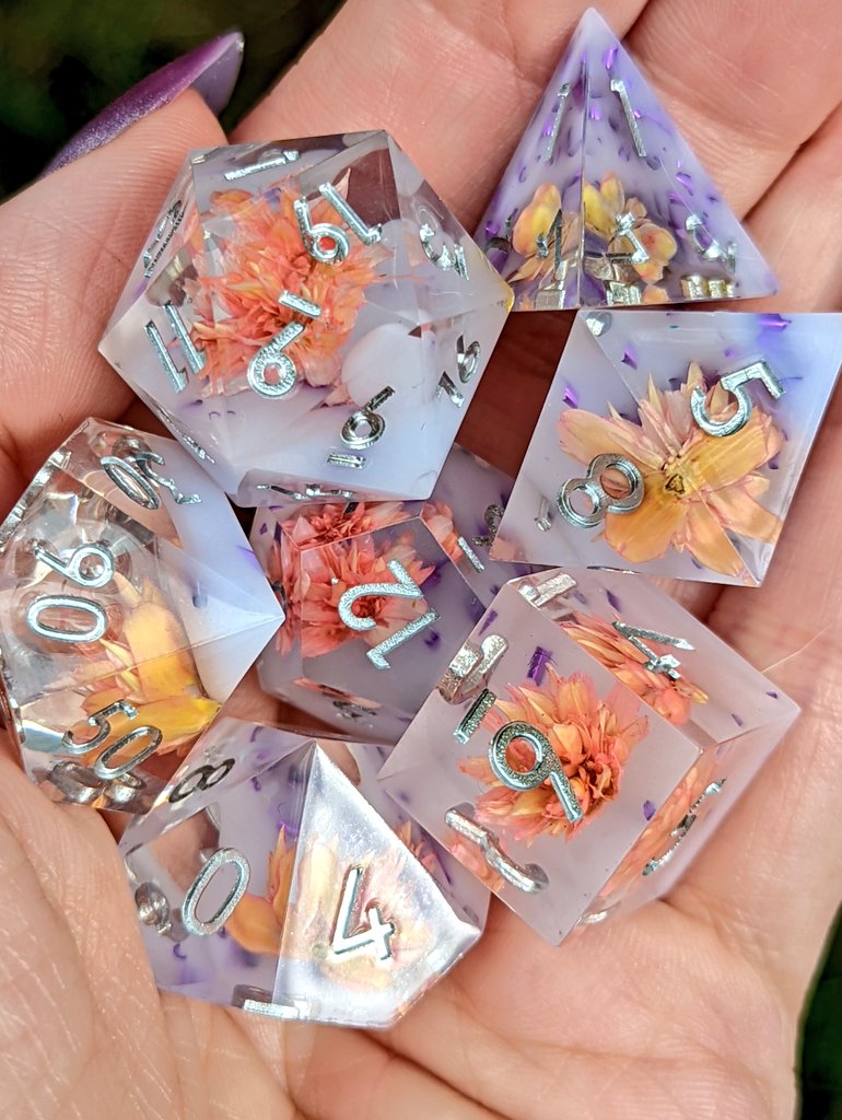 fennekandfinch's tweet image. ✨✨Giveaway✨✨

As a thank you to everyone for all the support and follows, I want to giveaway a beautiful set of sharp edge floral dice. 

To enter:

🐥 Retweet
💖 Be following @cozygamershop 

Open 🌍🌎🌏 wide

Winner gets to choose which set🪷 #giveaway #dnd #dice
