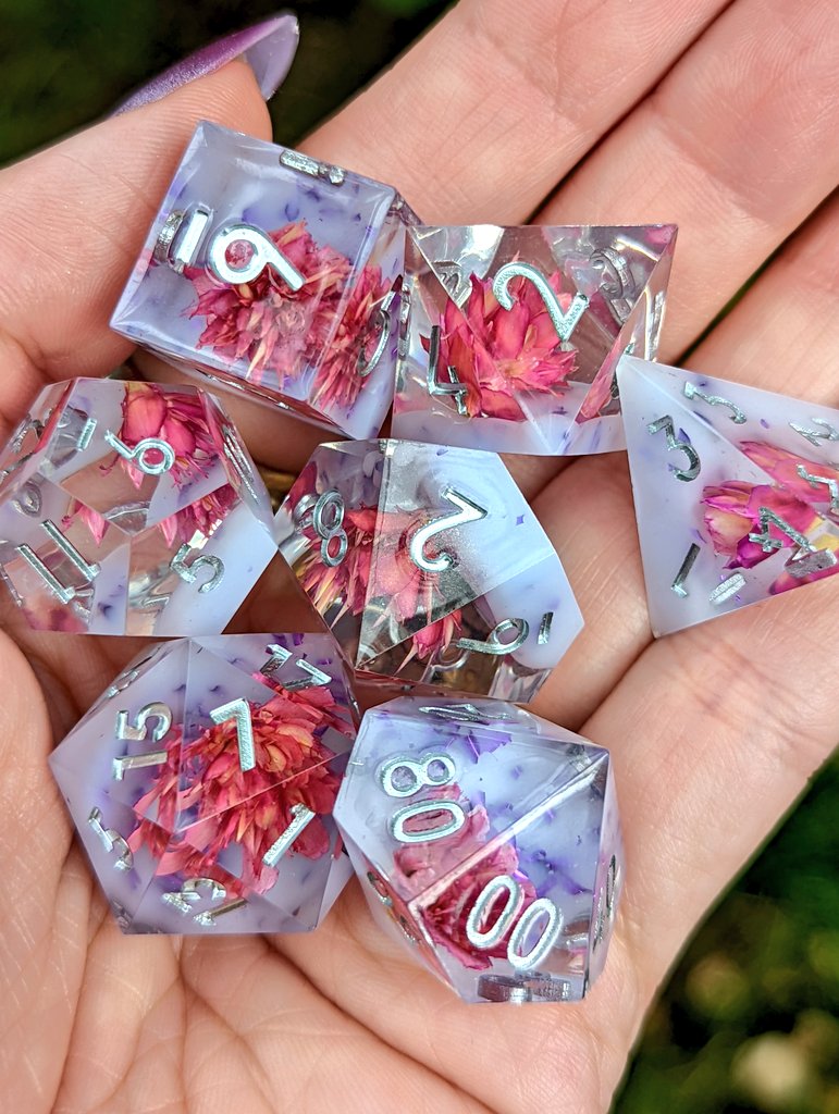 fennekandfinch's tweet image. ✨✨Giveaway✨✨

As a thank you to everyone for all the support and follows, I want to giveaway a beautiful set of sharp edge floral dice. 

To enter:

🐥 Retweet
💖 Be following @cozygamershop 

Open 🌍🌎🌏 wide

Winner gets to choose which set🪷 #giveaway #dnd #dice