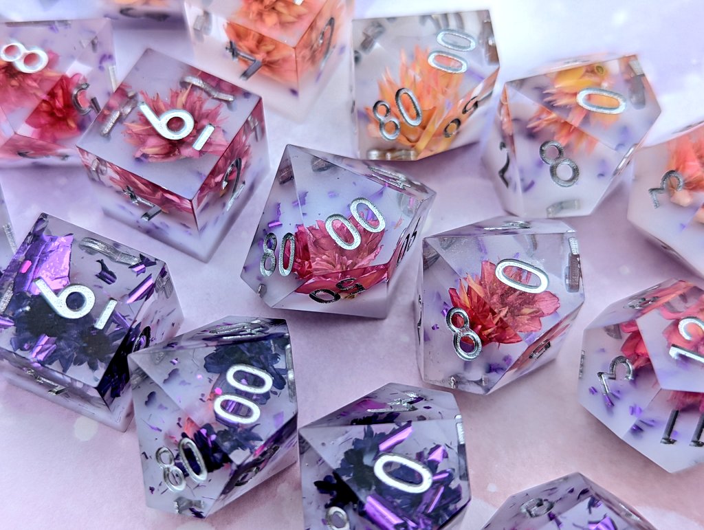 fennekandfinch's tweet image. ✨✨Giveaway✨✨

As a thank you to everyone for all the support and follows, I want to giveaway a beautiful set of sharp edge floral dice. 

To enter:

🐥 Retweet
💖 Be following @cozygamershop 

Open 🌍🌎🌏 wide

Winner gets to choose which set🪷 #giveaway #dnd #dice