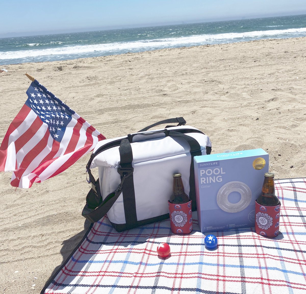 taynlexi's tweet photo. Summer GIVEAWAY ☀️ 
To Enter:
1. Follow us on Twitter
2. Enter your email at https://t.co/iOSa7fSFFK
3. Tag a friend 
4. Have a GREAT Summer 😎 
Winner will receive a norchill cooler, Sunnylife floaty, and a $50 gift card to Tay &amp; Lexi Clothing.  We will announce the winner 7/4 https://t.co/gAPYexKbHg