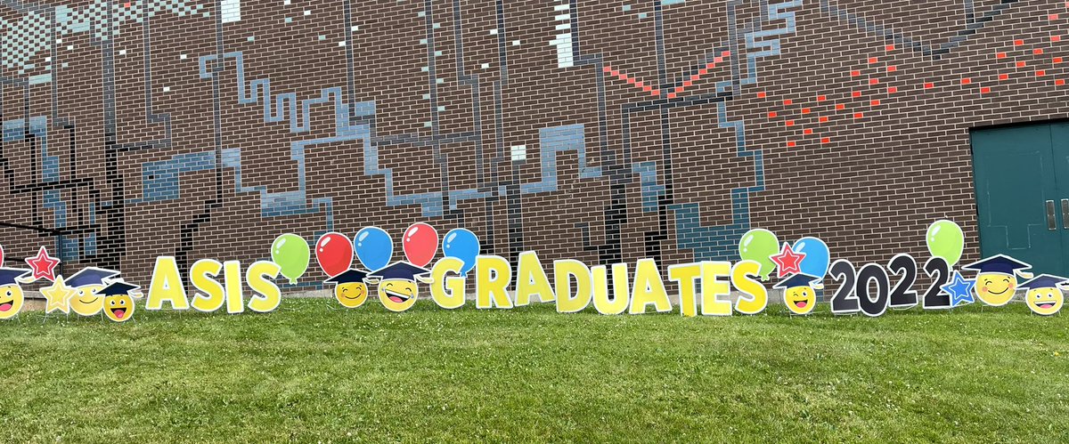 Best wishes to our 2022 Graduates! Bravo les lions!