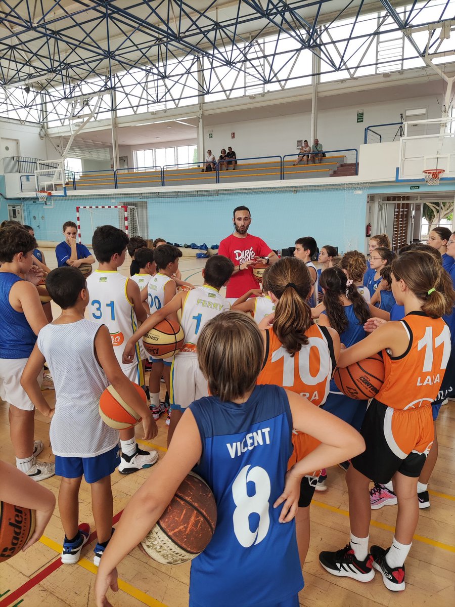 joanmescala's tweet photo. La Màgia del Bàsquet 
Sessió tècnica a Sant Lluis (Menorca)
@Dario_Coach9  #DARIOCOACH 

@CCESANTLLUIS @FBIBasquet @cbjovent @CBPonent @CbCastell #illesdebasquet #elbasquetmola #DaleFLOW #MoltesGracies 🏀🏀🏀 https://t.co/nMrAtcTNWH