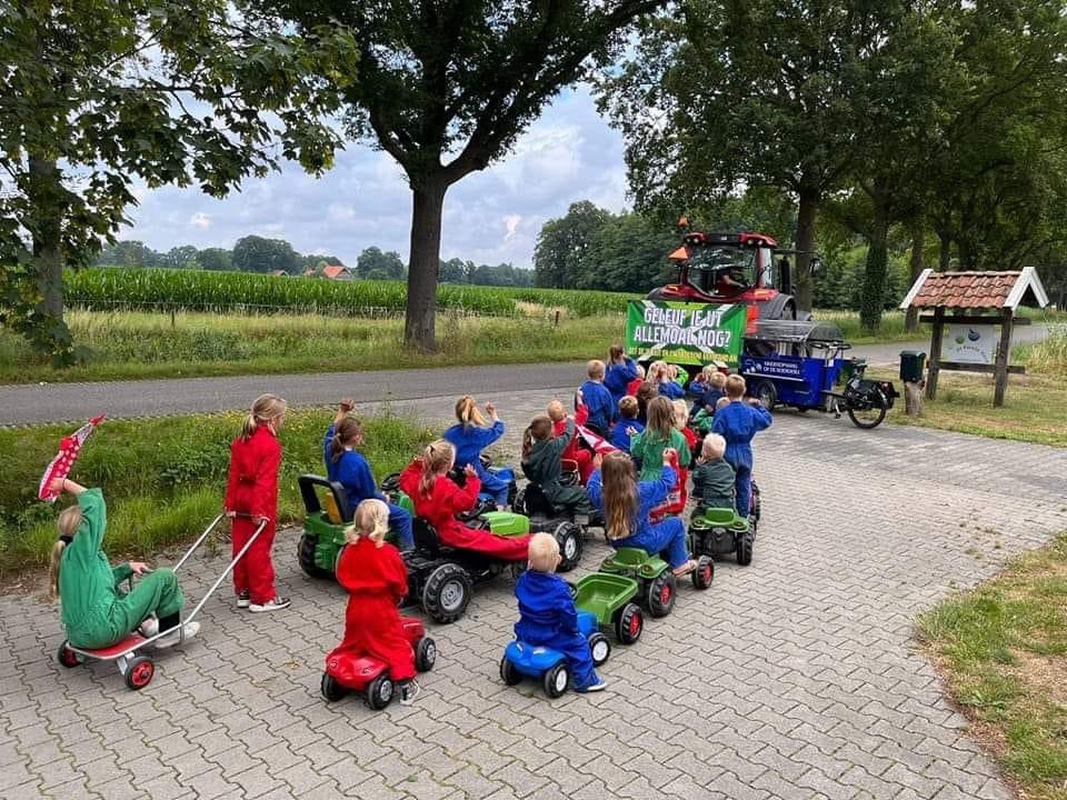 Just_Cme's tweet photo. De nieuwe generaties staan klaar ! Ook zij laten het bedrijf van papa, mams, opa en oma niet afpakken!!! #IksteunONZEboeren #iksteundeboeren #boerenopstand #toppers #kleinmaardapper. โค๏ธโค๏ธโค๏ธ https://t.co/OsgLjc7Ywf