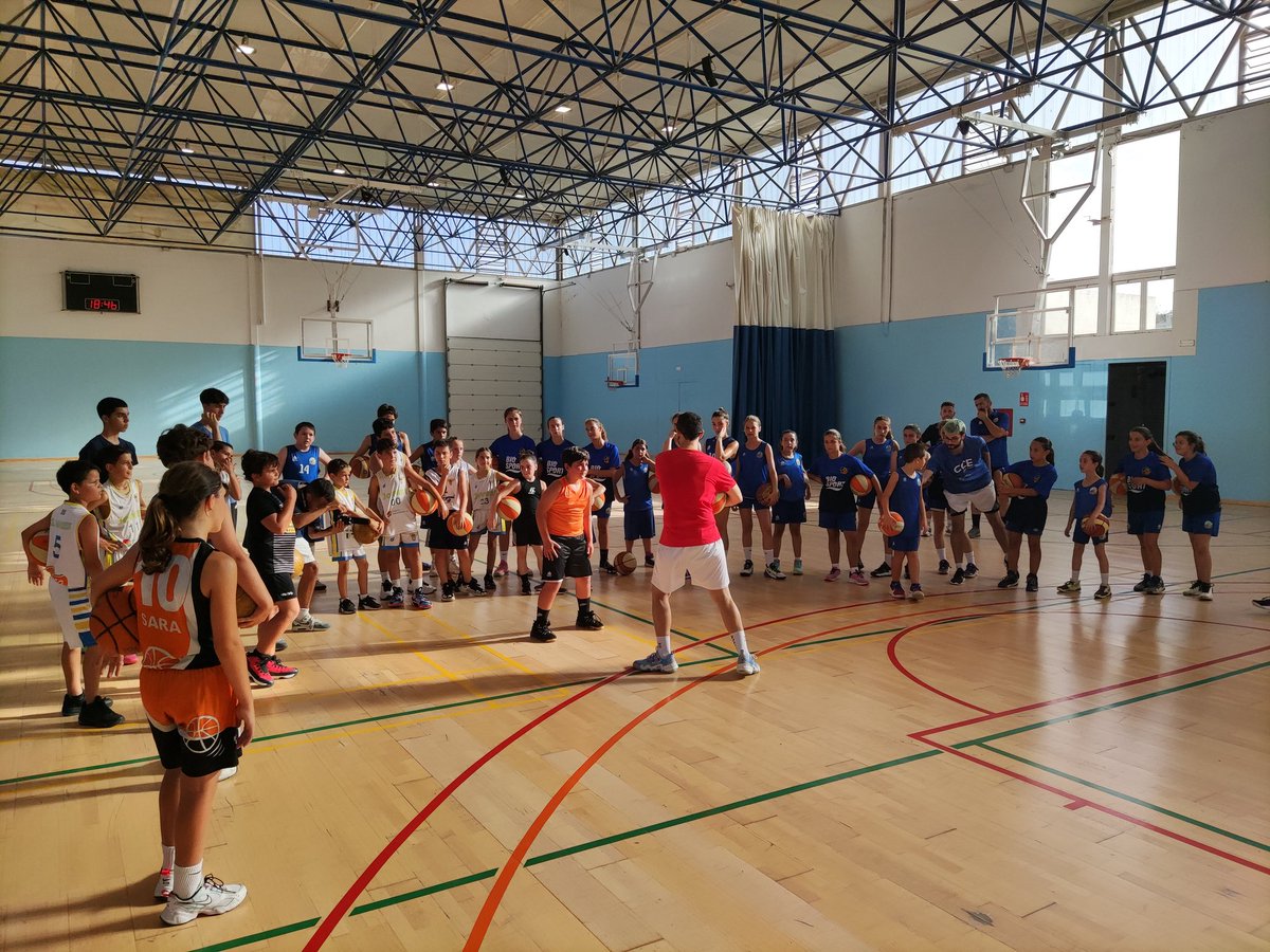 joanmescala's tweet photo. La Màgia del Bàsquet 
Sessió tècnica a Sant Lluis (Menorca)
@Dario_Coach9  #DARIOCOACH 

@CCESANTLLUIS @FBIBasquet @cbjovent @CBPonent @CbCastell #illesdebasquet #elbasquetmola #DaleFLOW #MoltesGracies 🏀🏀🏀 https://t.co/nMrAtcTNWH