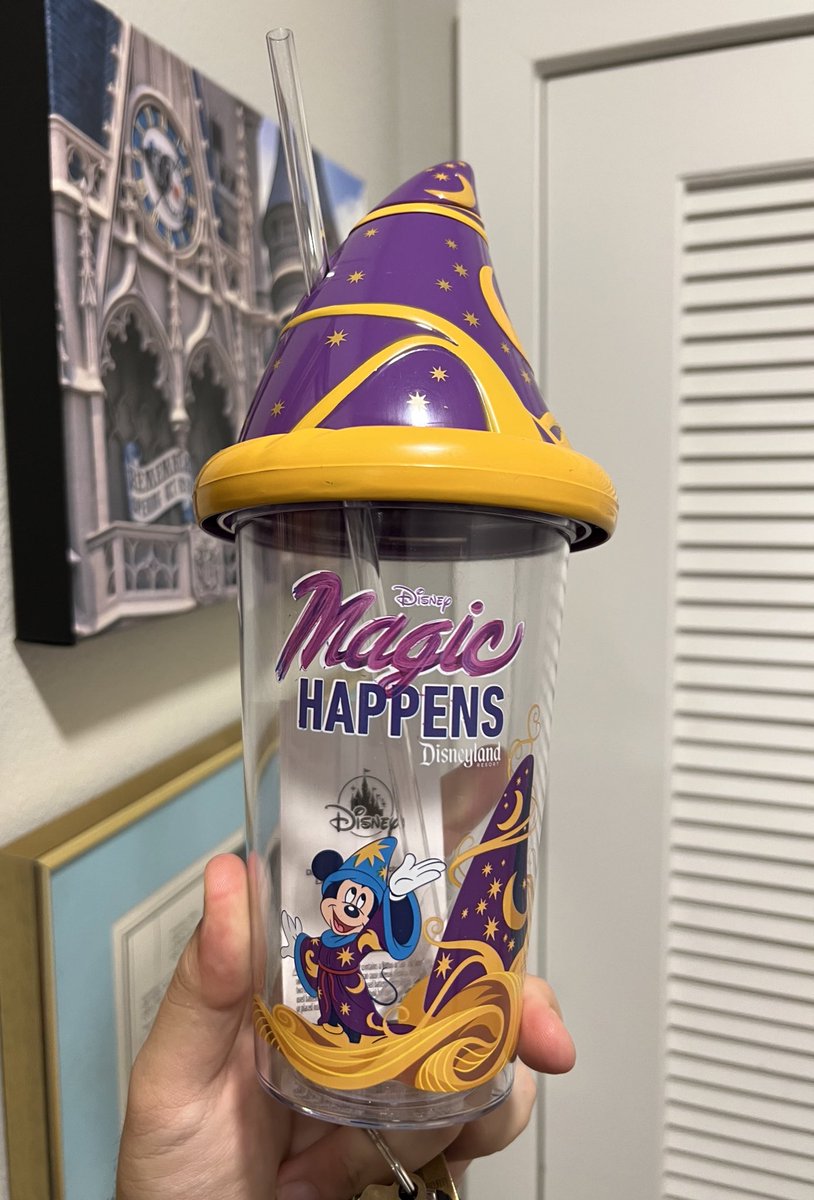 dlnt's tweet photo. Gather round children and I’ll tell you the tale of the Disney parade that no one saw https://t.co/XFb2iK6Vtz