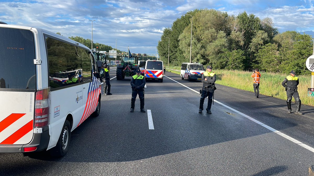 SebasAssink's tweet photo. @peachy_rich @telegraaf Weet je wat hier gebeurt? Het tegenovergestelde. De politie/ME houdt hier al het verkeer tegen, terwijl de boeren de weg allang vrij hebben gemaakt. En wij maar geframed worden dat de boeren de weg “blokkeren” https://t.co/xkoYd7CPJo