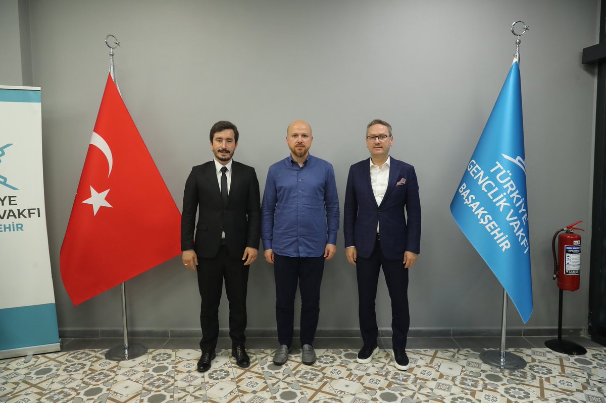 Geleceği inşa ederken en çok gençlerimizin hayallerini, büyüklerimizin tecrübelerini önemsiyoruz. Bu akşam “Tecrübe Konuşuyor” da; TÜGVA Yüksek İstişare Kurulu Üyemiz Bilal Erdoğan abimizi ve Belediye Başkanımız <a href="/yasinkartoglu/">Yasin Kartoğlu</a>’nu ağırladık. Katılımlarından dolayı teşekkür ederiz.