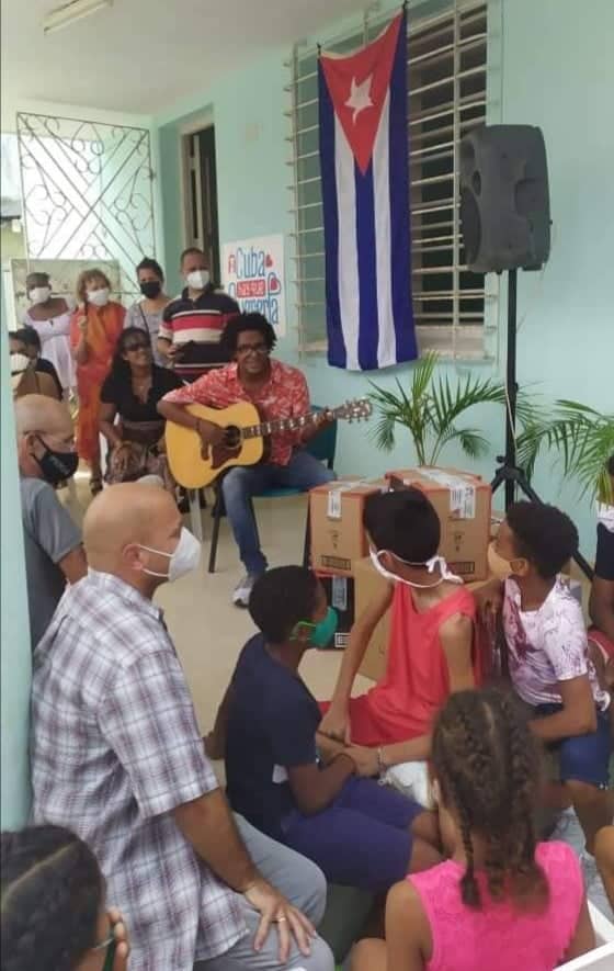 Hoy cumple años el cantautor Raúl Torres, quien -con su proyecto 'A #Cuba hay que quererla'- suma gestos de amor, extendiendo una mano solidaria dondequiera que se necesite. ¡Muchas felicidades hermano!. #CDRCuba #SomosDelBarrio #ACubaHayQueQuererla