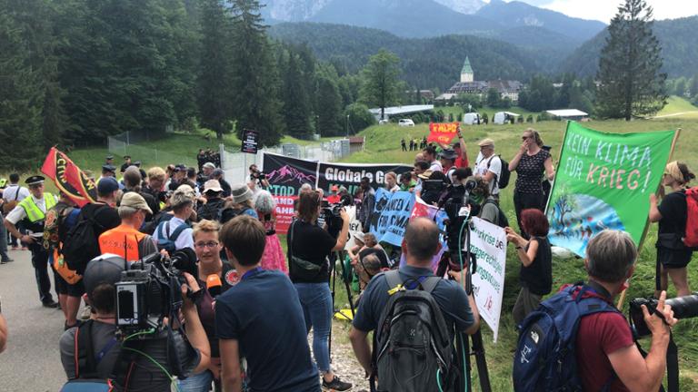 Hoy logramos llevar las exigencias de #DeudaxClima a las puertas del #G7.

Participamos en una manifestación frente al palacio donde está reunido el poder mundial, en la que sólo permitieron asistir a 50 personas. 

Únete a las acciones que se están haciendo en todo el mundo!
