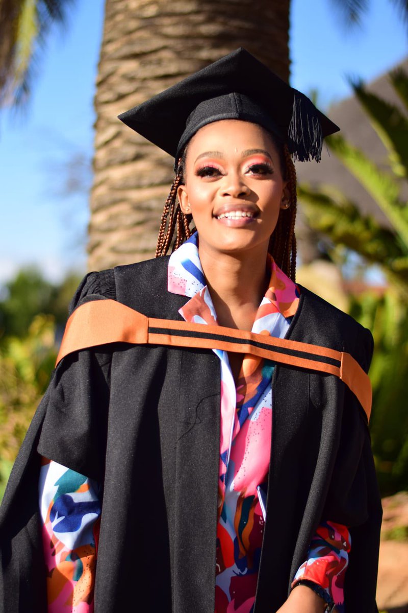 Kosiiey's tweet photo. A degreed hun🎓 

Unspeakable Grace🥹🙏 https://t.co/z1iIDqmj1P