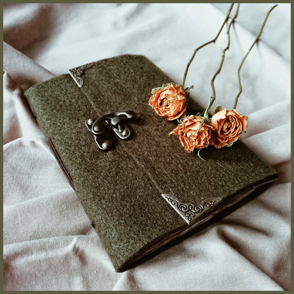 ViktorijaArts's tweet photo. [LT] 📖 Užrašų knygelė veltinio audinio viršeliu. Sendintas popierius ir metaliniai papuošimai. A6 🌼 

[ENG] 📖 Notebook with a cover made from felt fabric. Handmade vintage paper and metal decorations. A6 🌼

#code_DAISY #bookbinding #handmade #art #artist #lithuania #lietuva https://t.co/KWNSAWW8uj