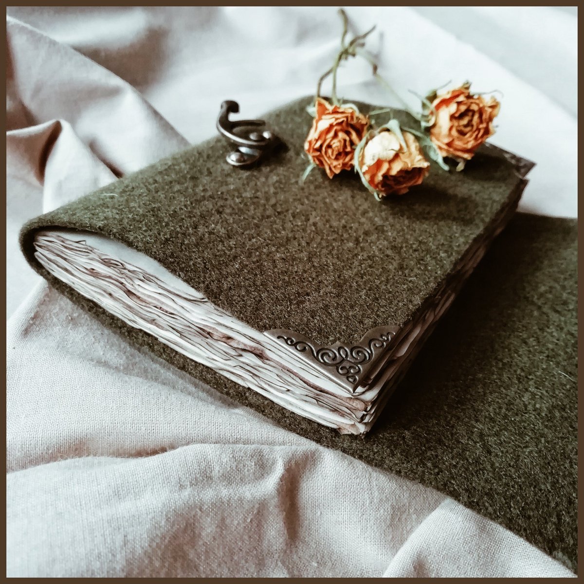 ViktorijaArts's tweet photo. [LT] 📖 Užrašų knygelė veltinio audinio viršeliu. Sendintas popierius ir metaliniai papuošimai. A6 🌼 

[ENG] 📖 Notebook with a cover made from felt fabric. Handmade vintage paper and metal decorations. A6 🌼

#code_DAISY #bookbinding #handmade #art #artist #lithuania #lietuva https://t.co/KWNSAWW8uj