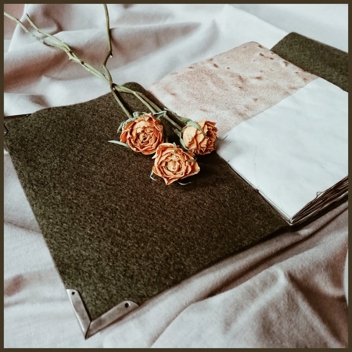 ViktorijaArts's tweet photo. [LT] 📖 Užrašų knygelė veltinio audinio viršeliu. Sendintas popierius ir metaliniai papuošimai. A6 🌼 

[ENG] 📖 Notebook with a cover made from felt fabric. Handmade vintage paper and metal decorations. A6 🌼

#code_DAISY #bookbinding #handmade #art #artist #lithuania #lietuva https://t.co/KWNSAWW8uj