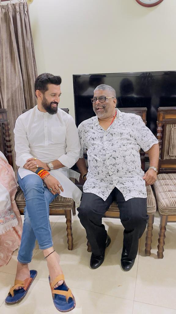 iChiragPaswan's tweet photo. आज आशा दीदी एवं जीजाजी श्री अनिल साधु जी अपने पूरे परिवार के साथ पटना आवास पर मुलाकात करने आए। पूरा परिवार जब साथ होता है तो पापा की कमी और भी महसूस होती है। भगवान करें मैं और मेरी बहन हमेशा साथ रहे खुश रहे। https://t.co/AOrShiInFr