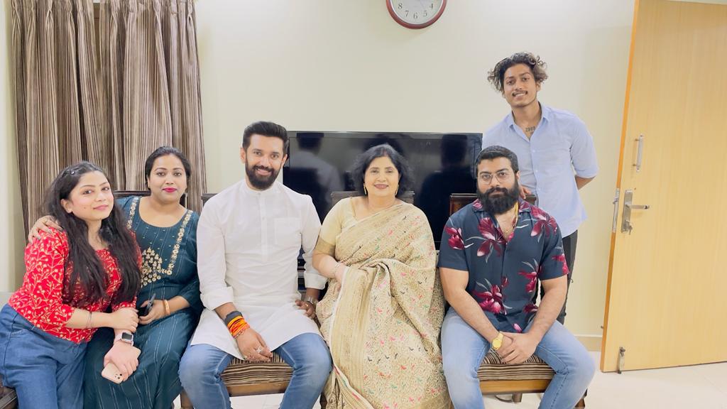 iChiragPaswan's tweet photo. आज आशा दीदी एवं जीजाजी श्री अनिल साधु जी अपने पूरे परिवार के साथ पटना आवास पर मुलाकात करने आए। पूरा परिवार जब साथ होता है तो पापा की कमी और भी महसूस होती है। भगवान करें मैं और मेरी बहन हमेशा साथ रहे खुश रहे। https://t.co/AOrShiInFr