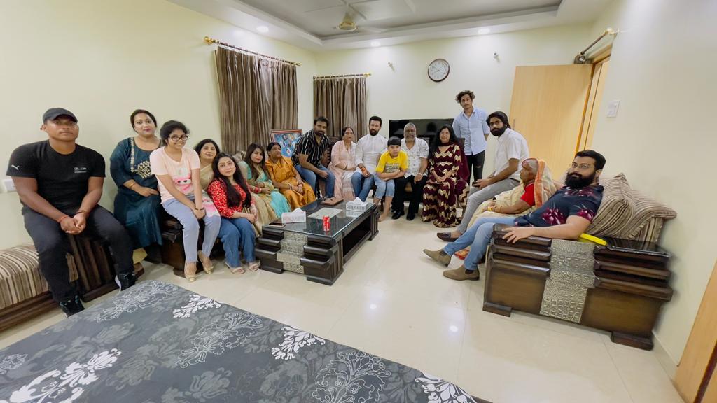 iChiragPaswan's tweet photo. आज आशा दीदी एवं जीजाजी श्री अनिल साधु जी अपने पूरे परिवार के साथ पटना आवास पर मुलाकात करने आए। पूरा परिवार जब साथ होता है तो पापा की कमी और भी महसूस होती है। भगवान करें मैं और मेरी बहन हमेशा साथ रहे खुश रहे। https://t.co/AOrShiInFr