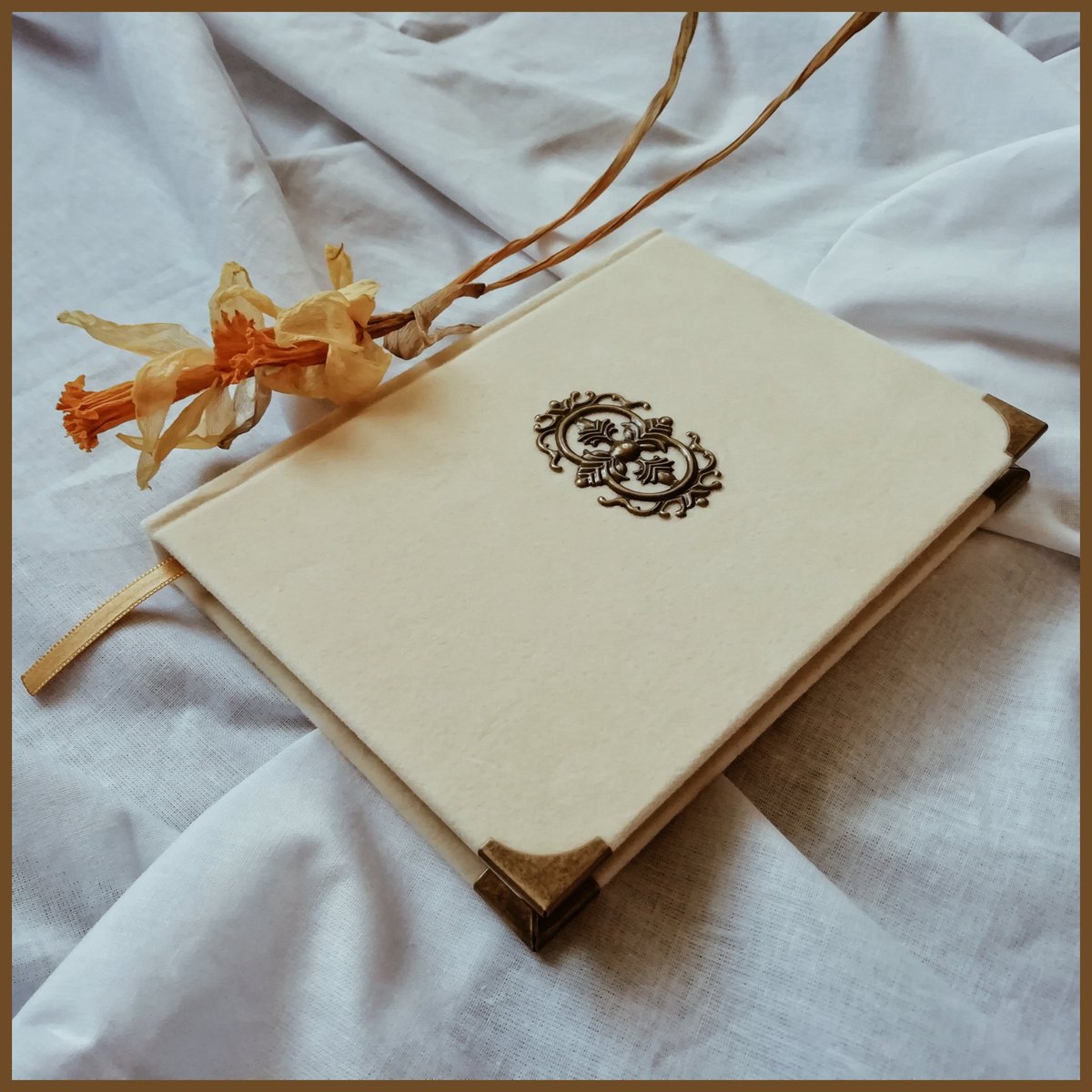 ViktorijaArts's tweet photo. [LT] 📖 Rankų darbo užrašų knygelė kietu veliūriniu viršeliu ir metaliniais papuošimais. A6 🌼 

[ENG] 📖 Handmade notebook with velour hardcover and metal decorations. A6 🌼

#code_DAISY #bookbinding #handmade #art #artist #lithuania  #notebook #lietuva https://t.co/iEN7ELPQpj