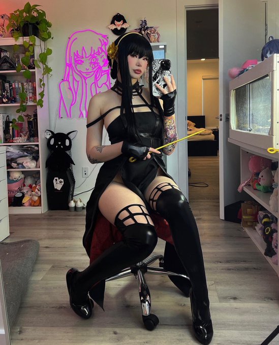 Thorn princess 🖤 https://t.co/t889C7ebPh