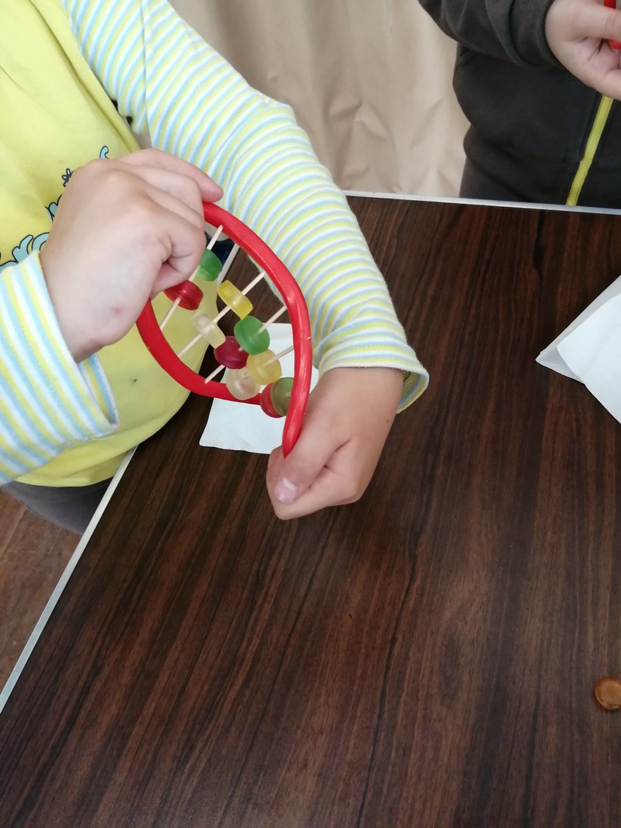 LauyPauy's tweet photo. We had great fun tonight at #brownies doing the @Girlguiding_NWE #clevercogs badge - gummy DNA was the favourite part! @GGSouthportB @Girlguiding @GirlguidingSeft https://t.co/G9oavs3sEn