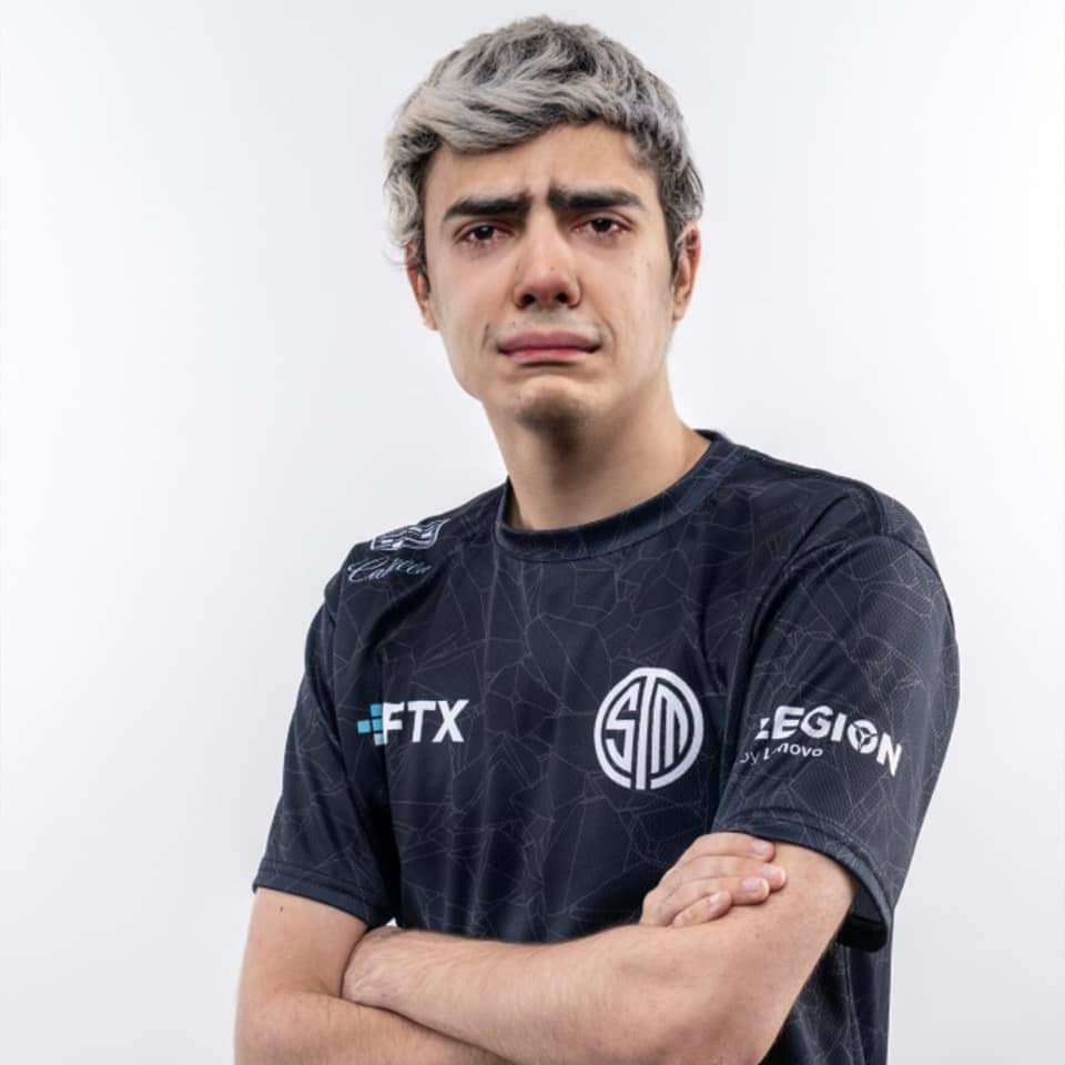 RicoSayan's tweet photo. @ImperialHal @Respawn Why is it that every time I see something with console or controller players in it, I see this guy be summoned like: https://t.co/TYkpQ9DEPv