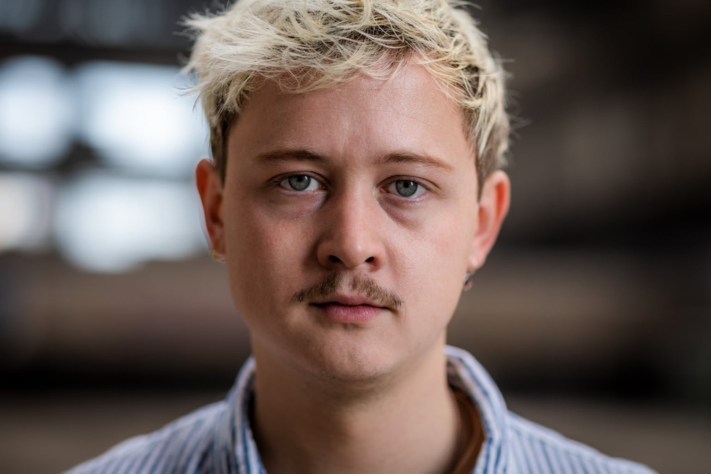 Onze broedplaatsmaker Koen Verheijden stond de afgelopen dagen tweemaal in het NRC. Hij werkte de afgelopen tijd namelijk aan het stuk 'Eromenos', hiermee reist hij de komende tijd rond met festival De Parade.
⁠
👉 Nieuwsgierig? Check podiumbloos.nl/onze-broedplaa…