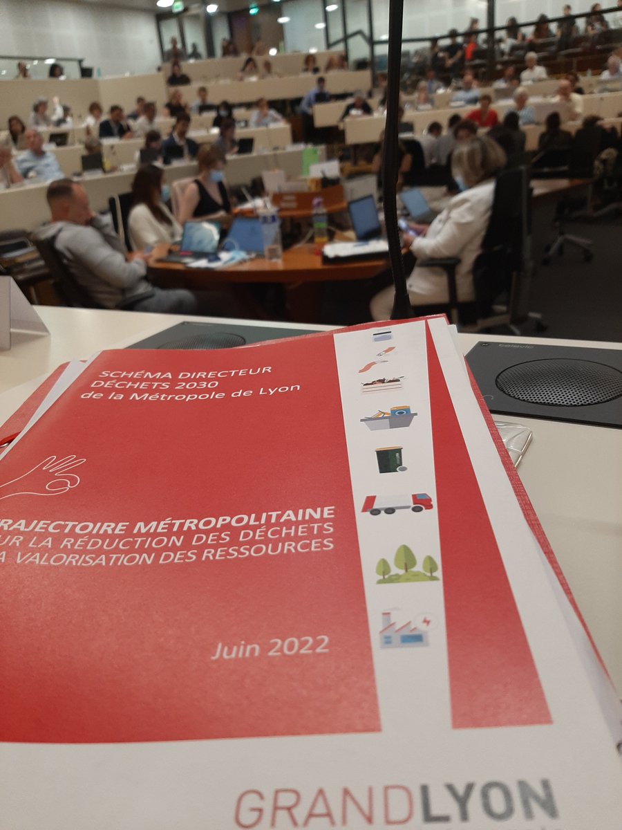 isa_petiot's tweet photo. ✅🗳️ VOTÉ ! Schéma Directeur pour réduire nos Déchets. ↘️ -25% notre production de déchets ↘️-50% l'incinération. ♻️ AGIR : Jeter Moins. Trier Plus. Réparer. Réemployer. Responsabiliser. #ObjectifZeroDechet https://t.co/LTvNTuSRit