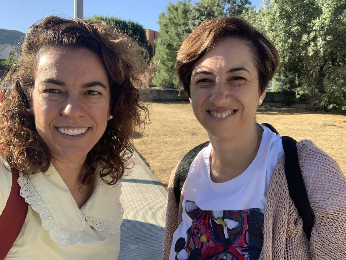 VegaVegah's tweet photo. Reencuentro en un cole de la geografía española...10 años de formadoras en @trilemaedu,con la misma tensión y nervios que el primer día de formación,para dar lo mejor de nosotras...mucho compartido y aprendido en el camino, compañera @barbara_jurado https://t.co/EvWIabWMmN