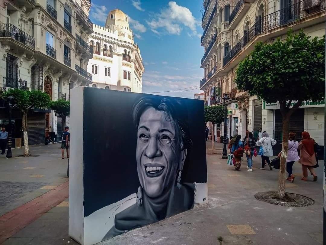 Algeria3New's tweet photo. Au coeur d'Alger, en hommage à l'éternelle Biyouna fait par les jeunes Algérois 🇩🇿❤️ https://t.co/aGLiKxI6Ev